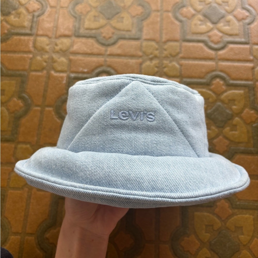 LEVI’S BUCKET HAT